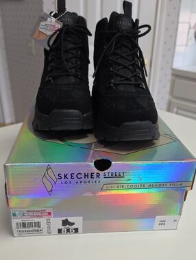Brand New Womens Skechers Black Lace-Up Platform Hiking Boots Size 8.5